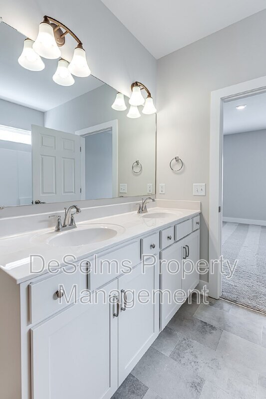 Building Photo - 1024 Hillbrook Dr