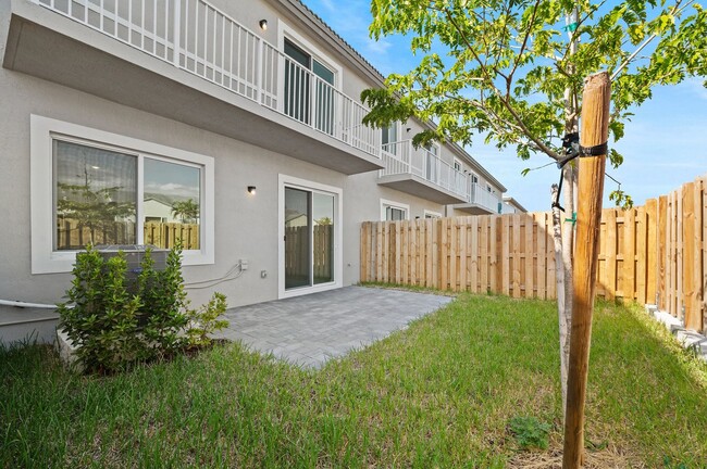 Building Photo - Brand new 3 bed 2.5 bath Townhouse with ya...