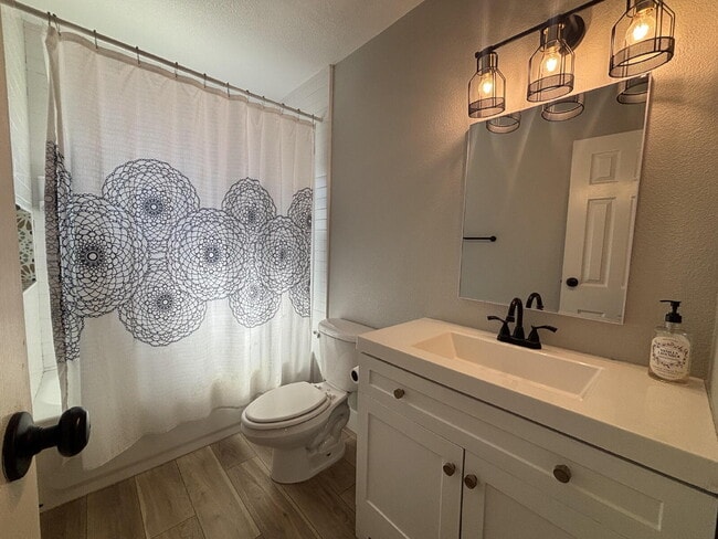 Building Photo - 3BR/2BA Single-Story — Minutes to Strip & Airport