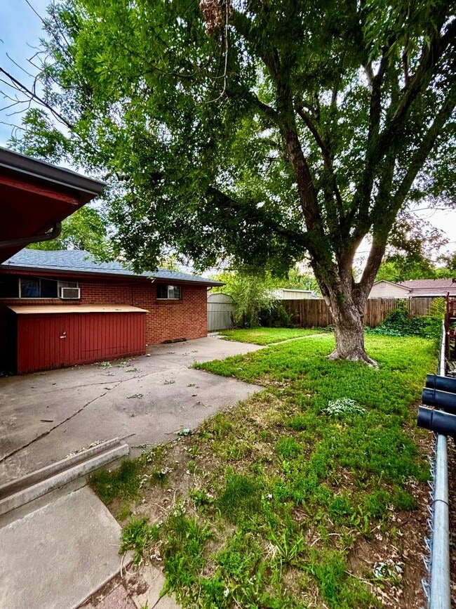 Building Photo - Remodeled Duplex Just Minutes from Old Tow...