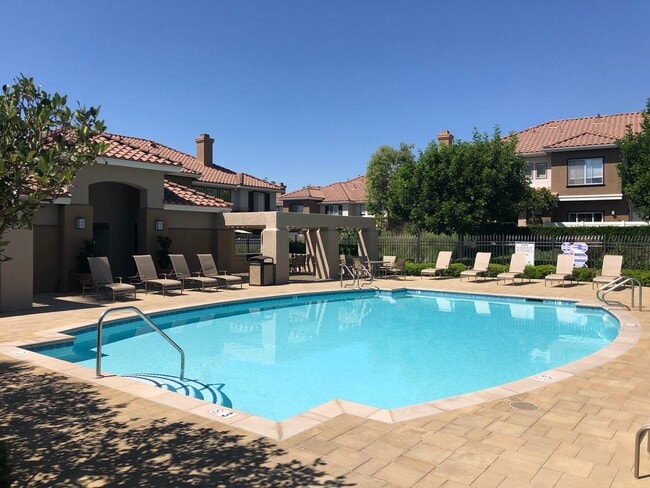 Building Photo - Modern Comfort in a Prime Location – 2BR Townhome with Garage & Community Amenities