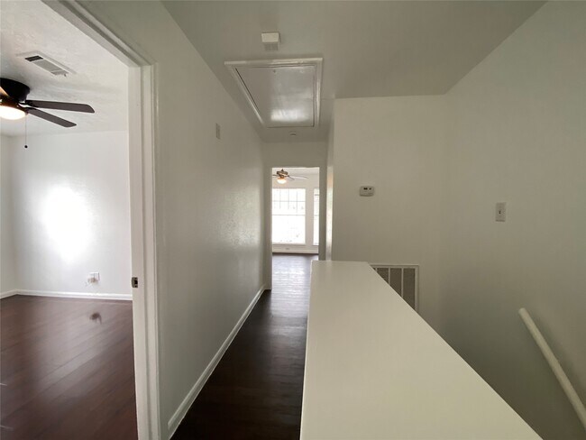 Building Photo - 10682 Hazelhurst Dr