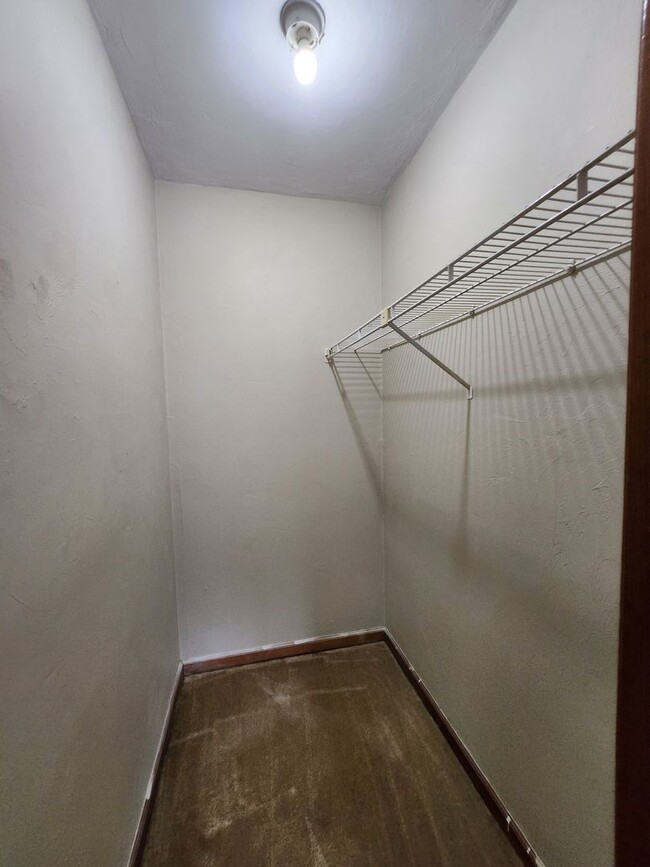Building Photo - 3 bedroom town home for rent across from F...