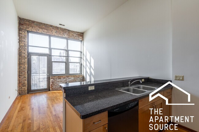 Primary Photo - 2934 N Milwaukee Ave