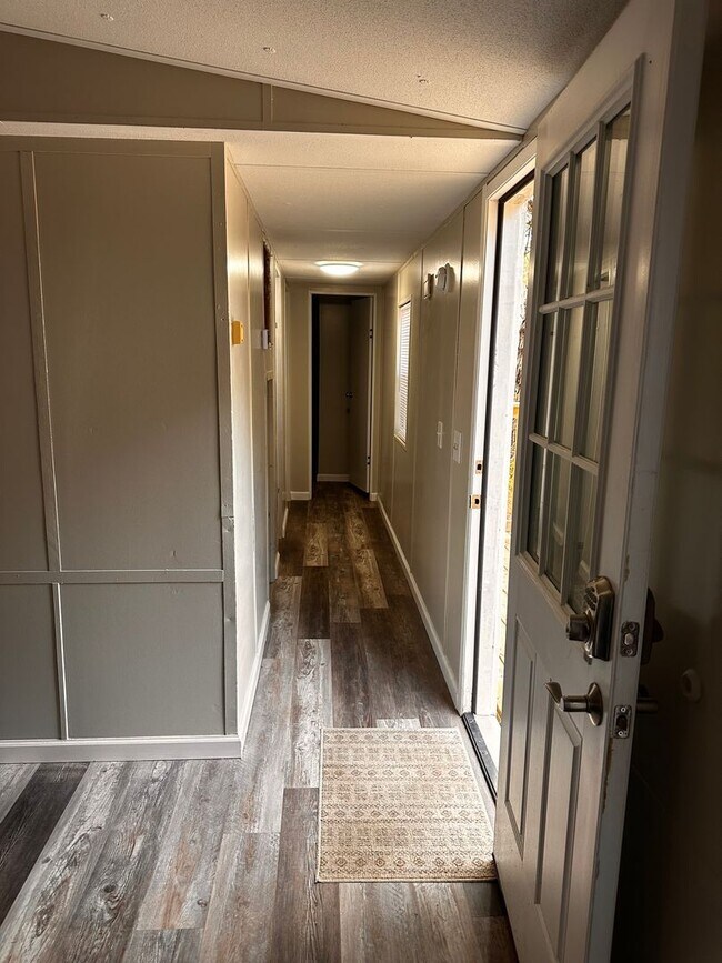 Building Photo - MOVE IN READY!