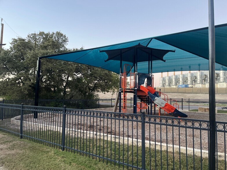 Building Photo - 2038 Rhesus Vw