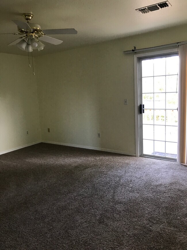 Building Photo - 3 Bedroom 2 Bath home w Garage