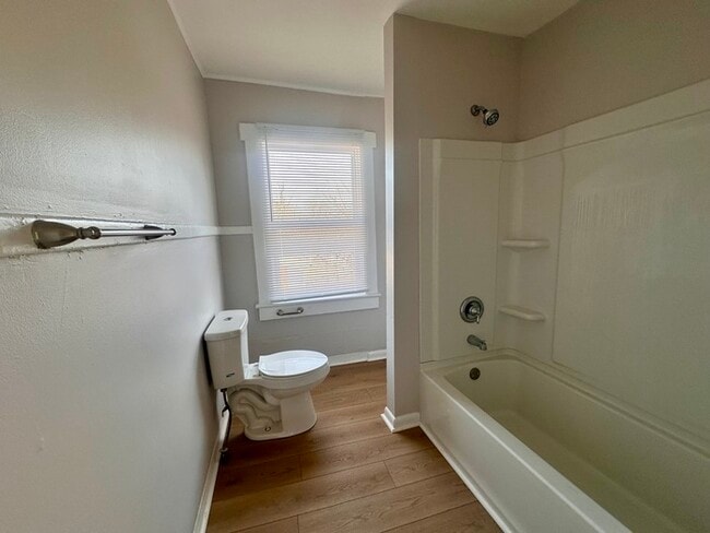 Building Photo - 323 N Gladstone Ave