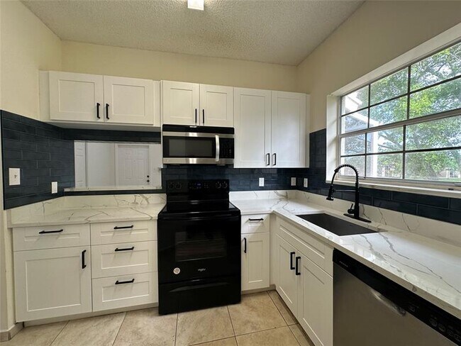 Building Photo - 641 Cypress Lake Blvd