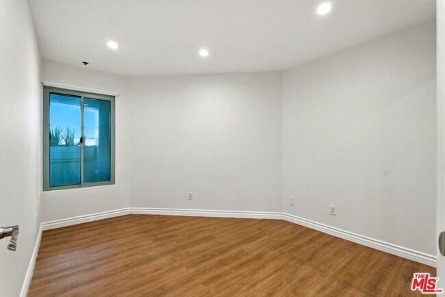 Building Photo - 10336 Wilshire Blvd