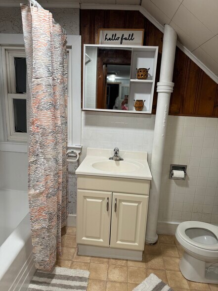 Building Photo - 618 Leonard Ave