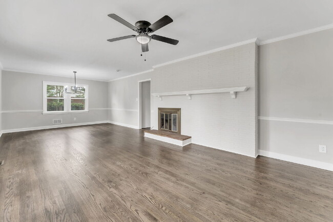 Building Photo - "Charming 3-Bedroom Spartanburg Retreat wi...