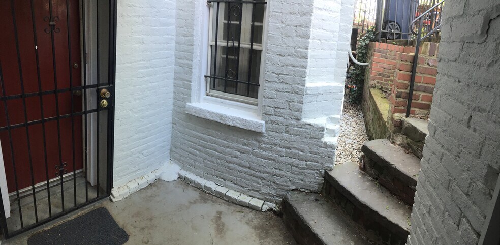 Building Photo - 419 A St NE