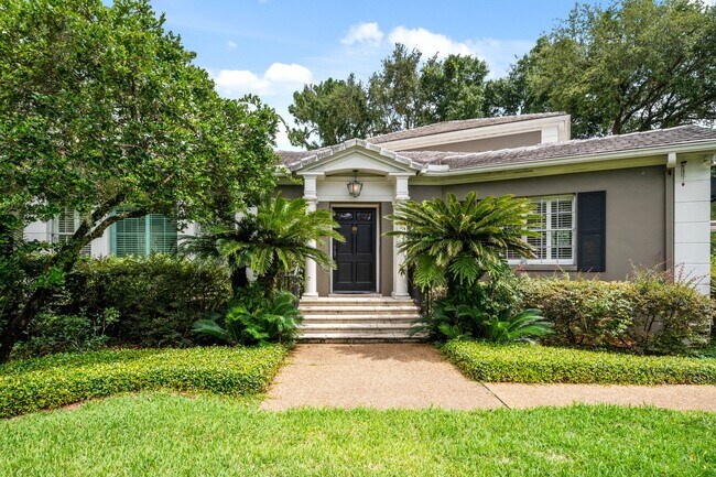 Building Photo - Winter Park Pool Home on half acre lot, st...