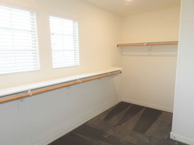 Building Photo - 4 Bedroom 2.5 Bathroom