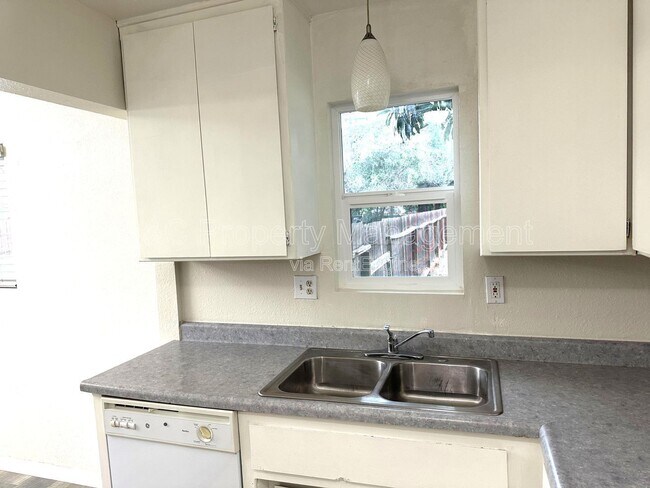 Building Photo - 2231 Morell St