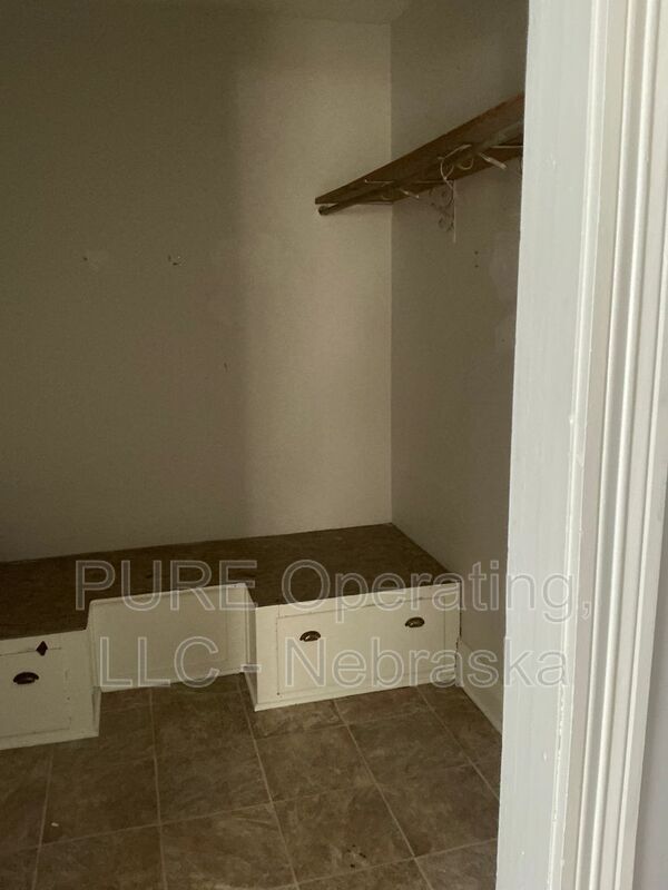 Building Photo - 810 E Erie St