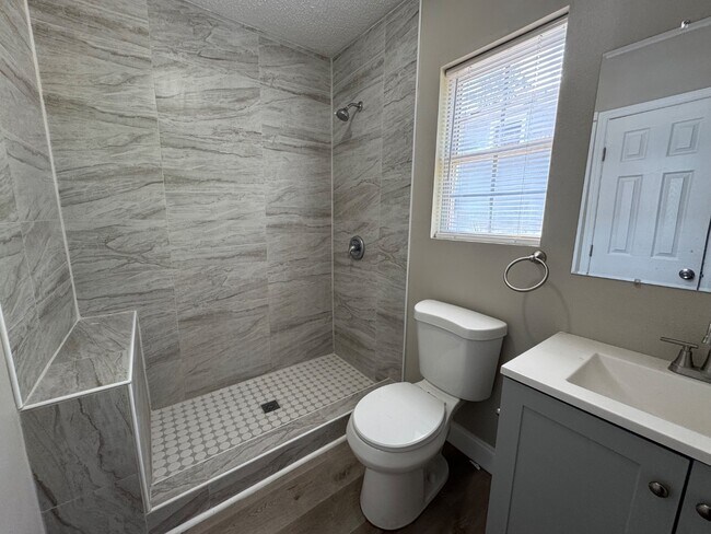 Building Photo - 704 St Clair St