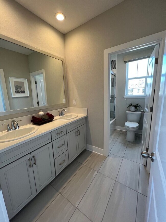 Building Photo - 809 Cosmos Dr