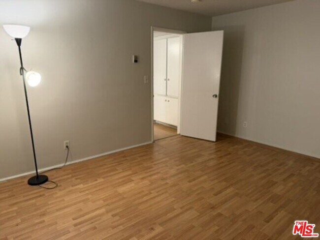 Building Photo - 5650 Cambridge Way