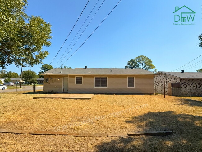 Building Photo - Charming 3-Bedroom Haven in Euless - Stainless Appliances, Large Fenced Yard