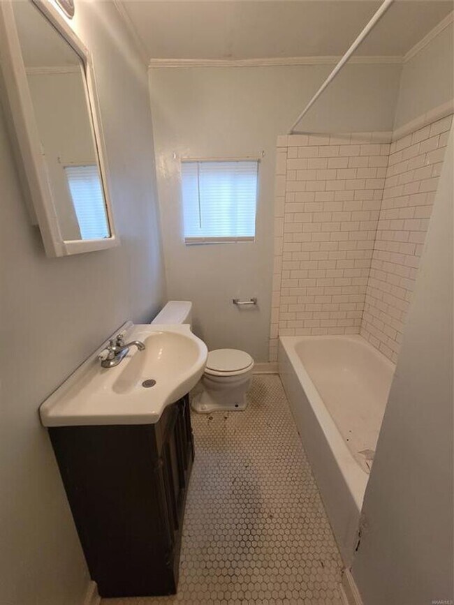 Building Photo - 2 Bedroom 1 Bath in Triplex in the Beautiful Garden District