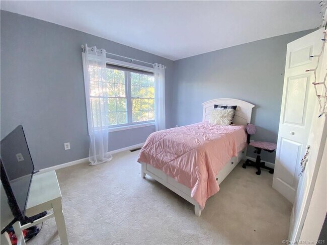 Building Photo - 2002 Larson Dr