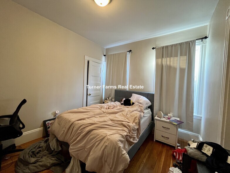 Building Photo - 122 Calumet St