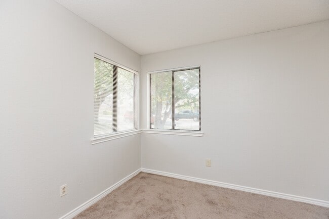 Building Photo - 1207-1207 Hyridge St