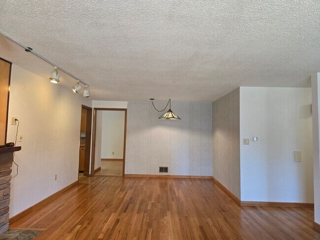 Building Photo - Spacious North Tacoma Rambler