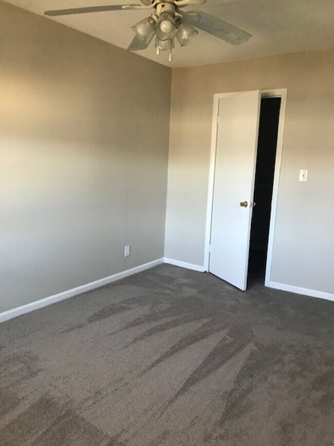 Building Photo - MOVE IN SPECIAL!!-Available 1 Bedroom Apar...