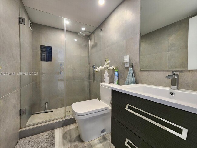 Building Photo - 2030 S Ocean Dr