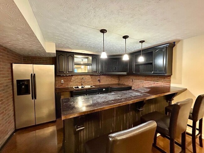 Building Photo - Beautiful 2 Story, 4 Bedroom, with a Full ...