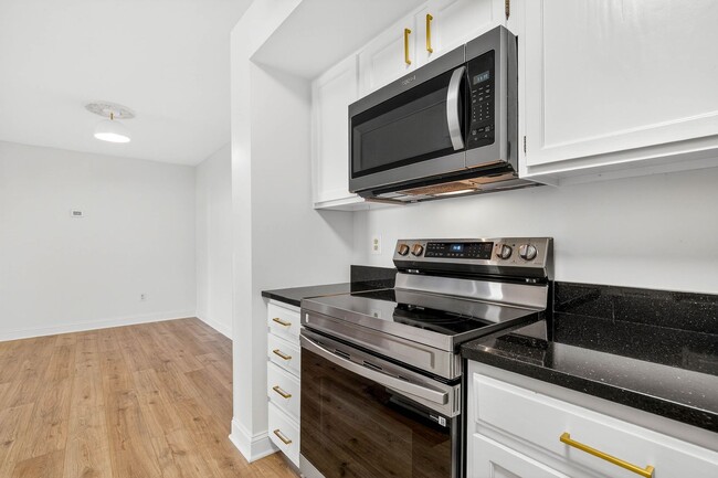 Building Photo - Very Nicely Update Condo in Prime Location!