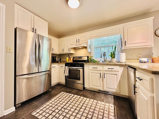 Building Photo - Charming Country Cottage Only 23 Mins from...