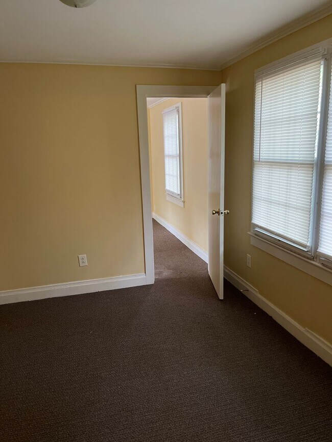 Building Photo - 2 Bed, 1 Bath Apartment