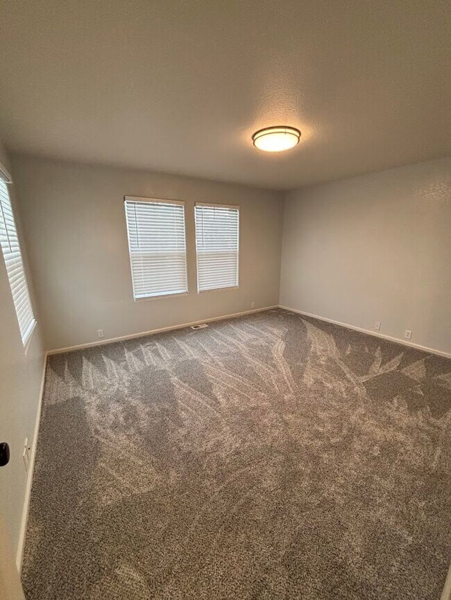 Building Photo - Beautiful Remodeled 3 Bedroom End Unit Townhouse