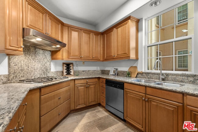 Building Photo - 5935 Playa Vista Dr