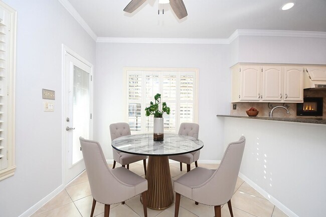 Building Photo - 4402 Jamaica Dr