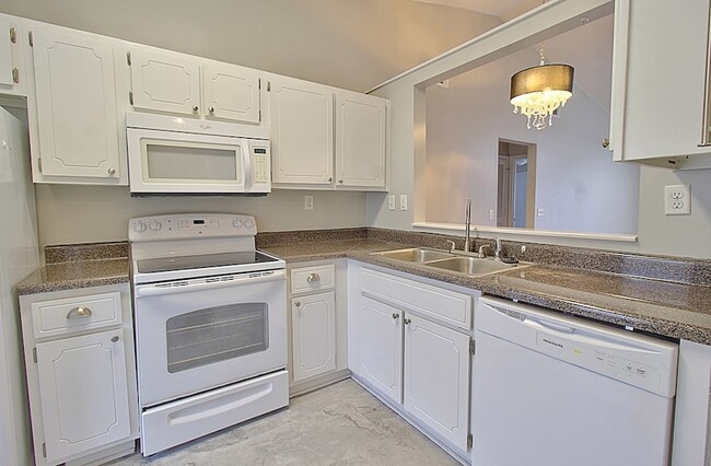 Building Photo - 910 Brett Dr