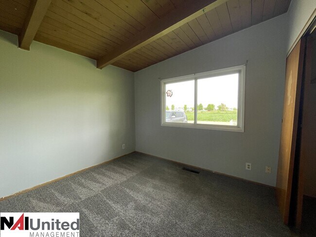 Building Photo - 3 bedroom, 1 bath duplex for rent!