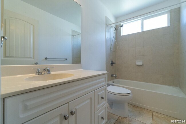 Building Photo - LARGE and SPACIOUS 3bd/3ba/2pkg (SEA COUNTRY) $3900