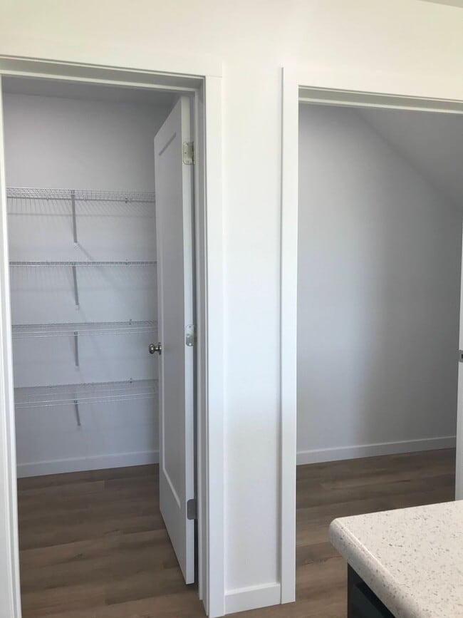 Building Photo - Executive Rental -  4 Bedroom 3 Baths