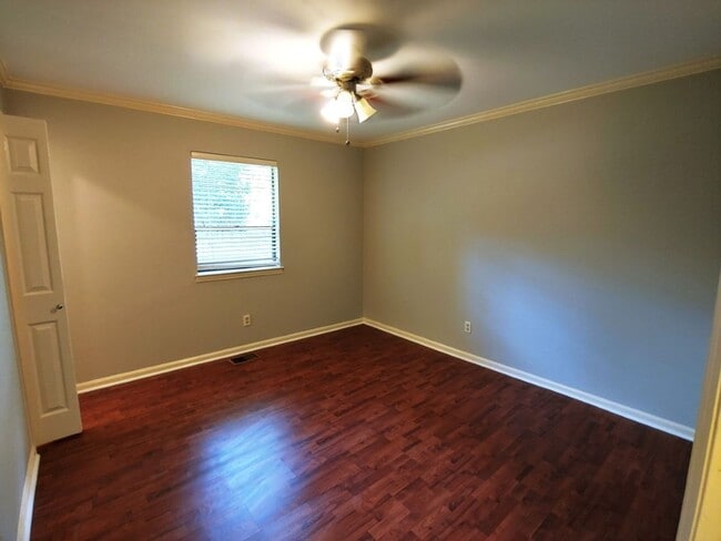 Building Photo - 5 Hickory Ln