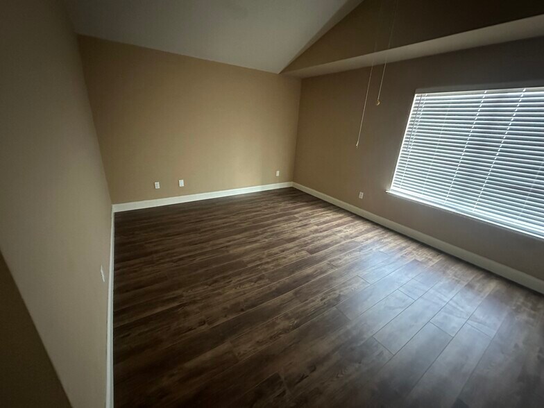 Building Photo - 1570 Deer Run Ln