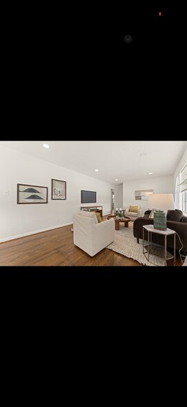 Building Photo - 810 Shady Ln