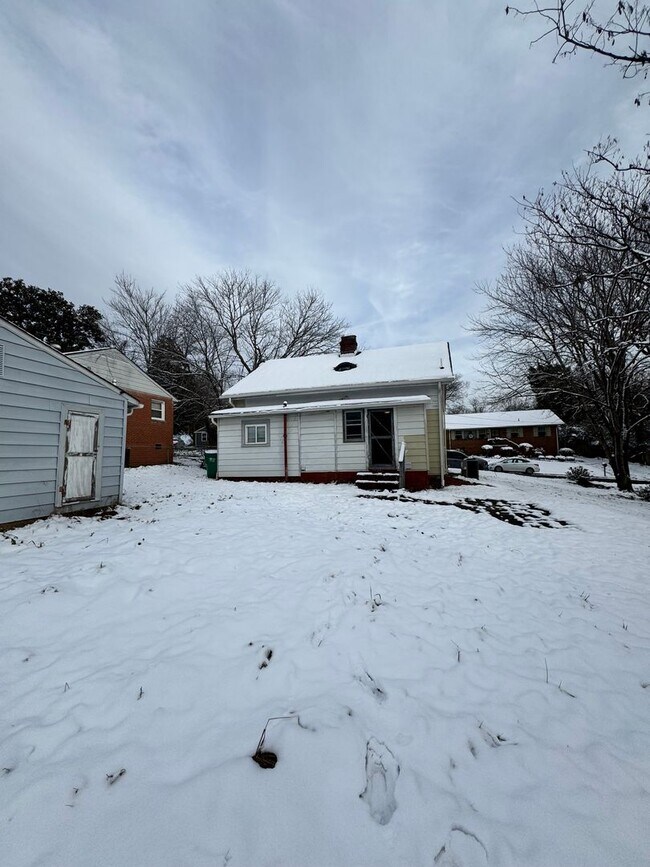 Building Photo - 3 bed 1.5 bath house near Church Hill