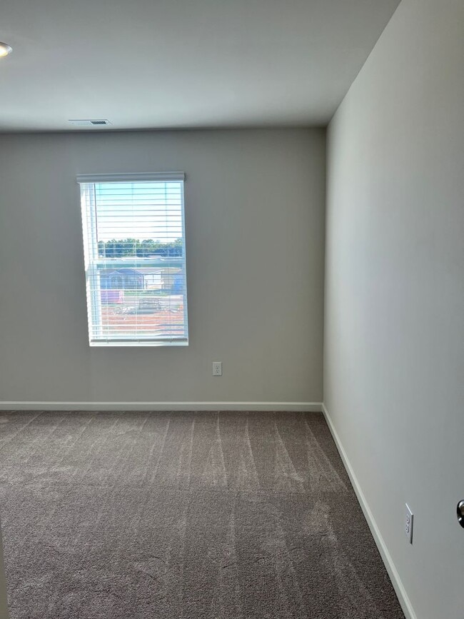 Building Photo - Brand New Three Bedroom Home In Sango