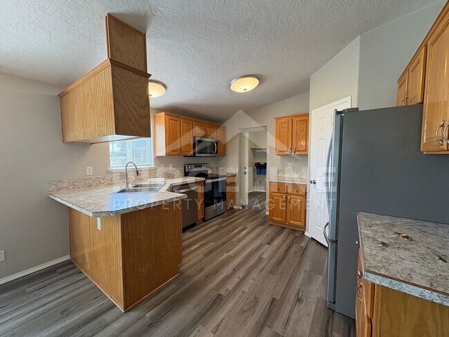 Building Photo - 582 N 4200 E