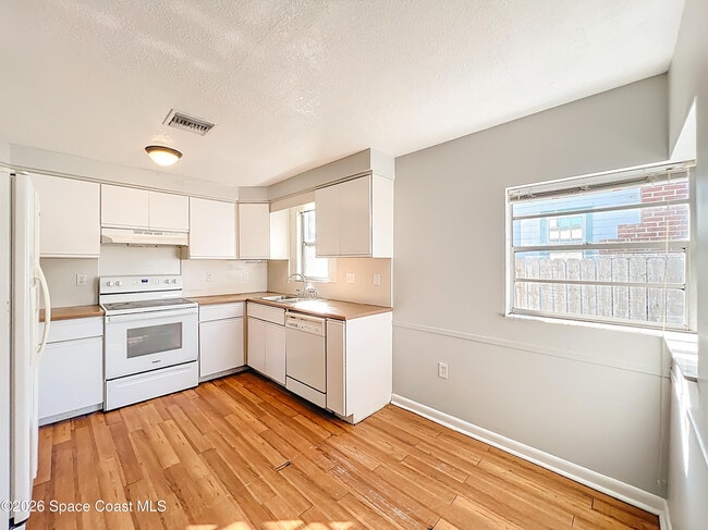 Building Photo - 541 E Fee Ave